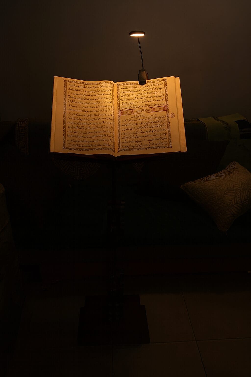 حامل مصحف طبي مع كشاف LED